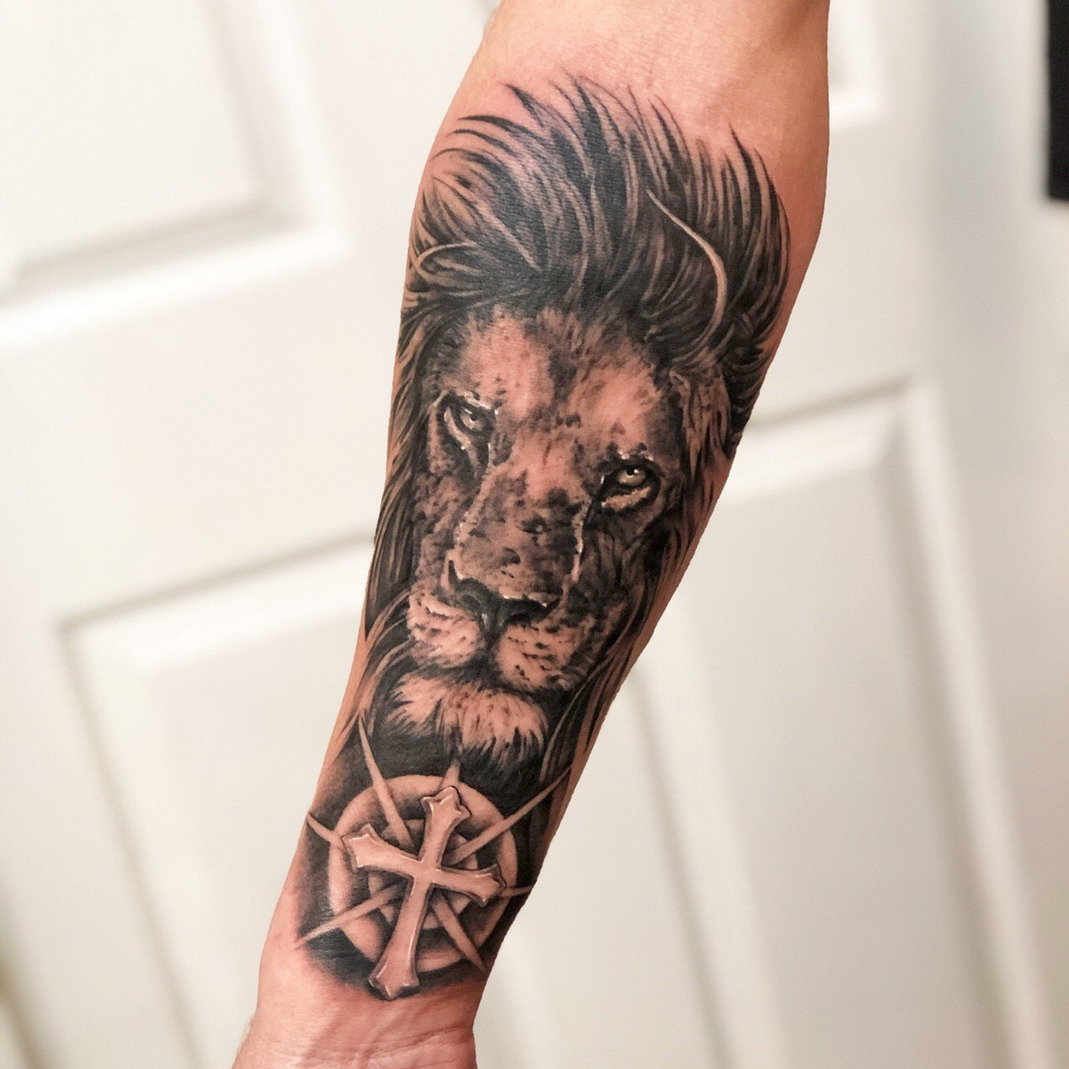 тату льва на руку