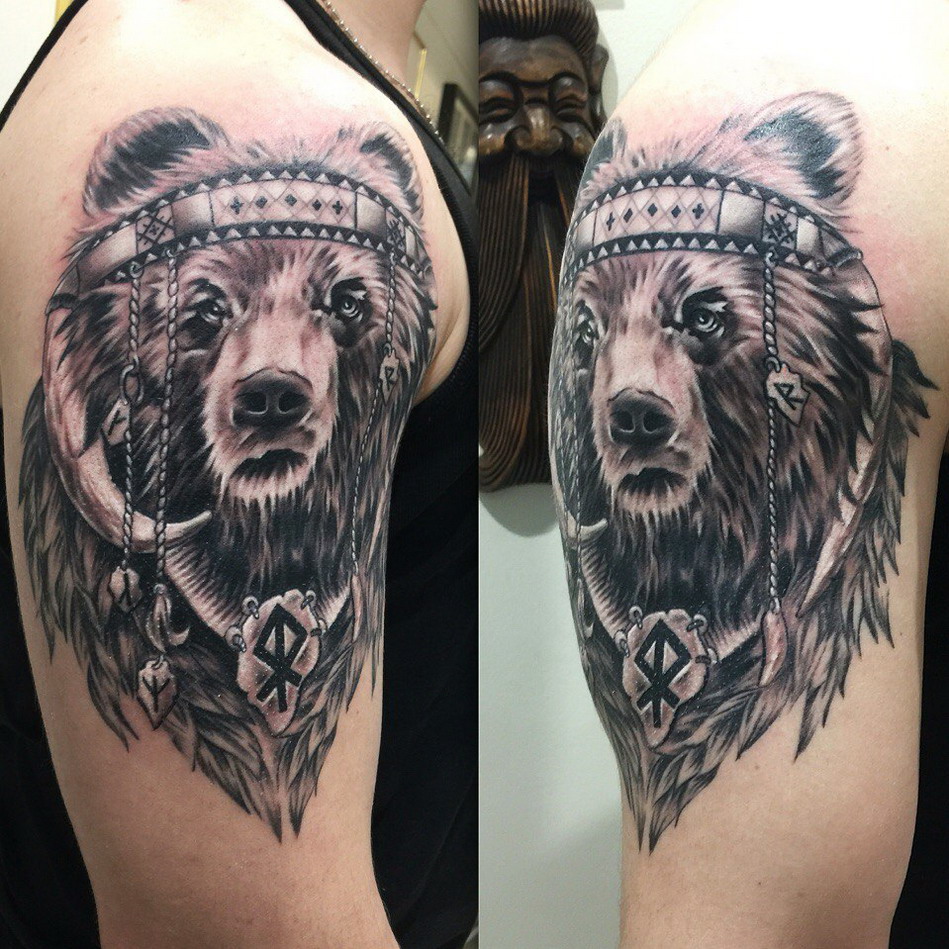 Мужская татуировка на плечо в салоне Tattoo Moscow